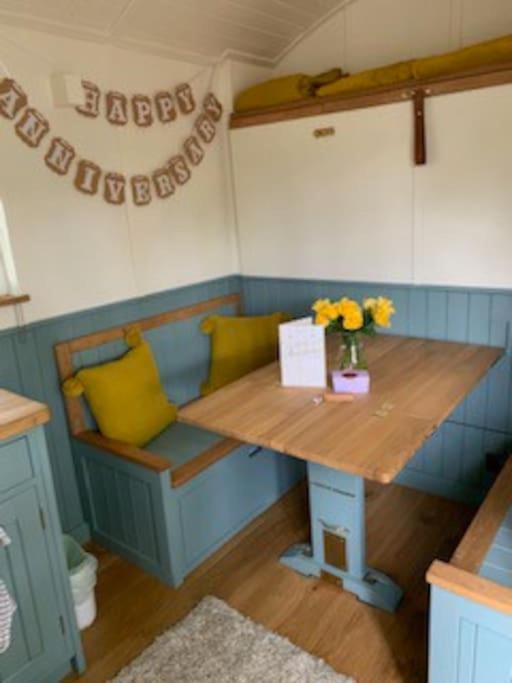 Romantic Shepherds Hut With Stunning Sunsets Hollingbourne Zewnętrze zdjęcie